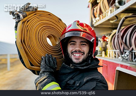 
                Lächeln, Tragen, Feuerwehr, Schlauch, Schutzhelm, Feuerwehrmann, Feuerwehreinsatz                   