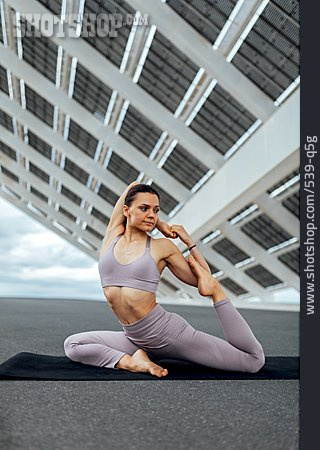 
                Eka Pada Rajakapotasana, Outdoor Yoga, Parc Del Forum                   