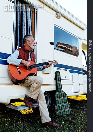 
                Rentner, Camping, Wohnmobil, Gitarre Spielen                   