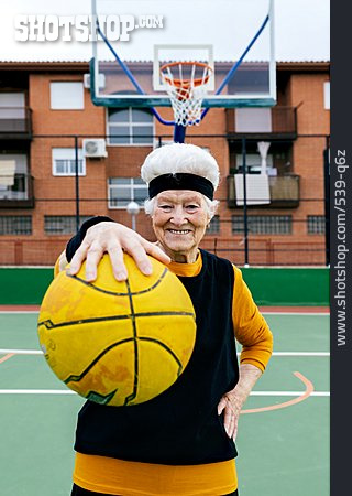 
                Lächeln, Spielen, Basketball, Aktive Seniorin                   