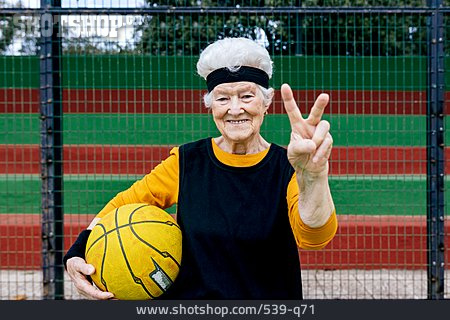 
                Seniorin, Cool, Basketball, Victory-zeichen, Aktive Seniorin                   