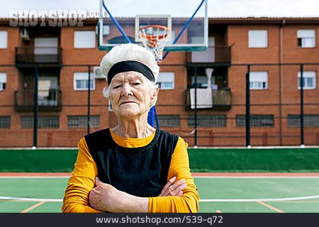 
                Seniorin, Selbstbewusst, Cool, Basketballplatz                   