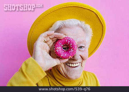 
                Seniorin, Lächeln, Spaß, Unbeschwert, Porträt, Donut                   