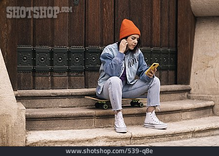 
                Frau, Mode, Telefonieren, Urban, Skateboard                   