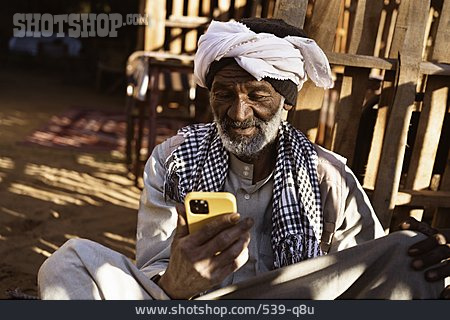 
                Online, Smartphone, Beduine                   
