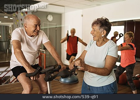 
                Aktiver Senior, Fitnessstudio, Workout, Aktive Seniorin                   