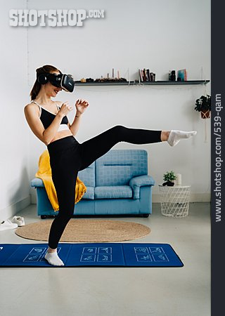 
                Virtuelle Realität, Kickboxen, Videobrille                   