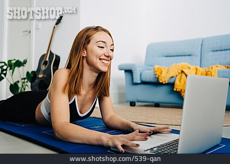 
                Junge Frau, Zuhause, Yoga, Online                   