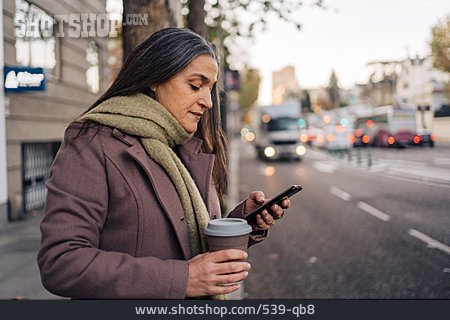 
                Frau, Unterwegs, Navigieren, Smartphone                   