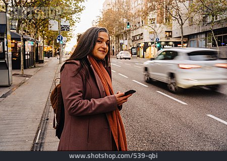 
                Frau, Warten, Straße, Smartphone, überqueren                   