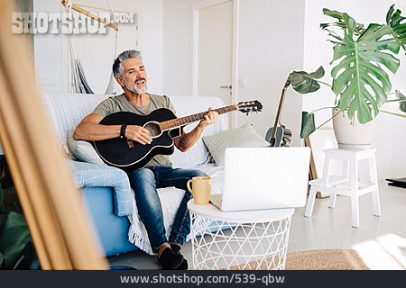 
                Mann, Zuhause, Hobby, üben, Gitarre Spielen                   