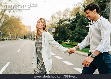 
                Paar, Glücklich, Hand Halten, Straße, überqueren                   