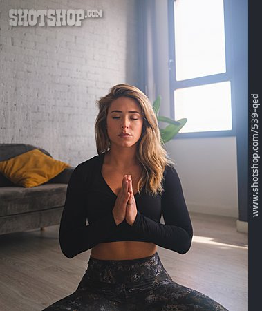 
                Frau, Zuhause, Yoga, Namaste, Meditieren                   