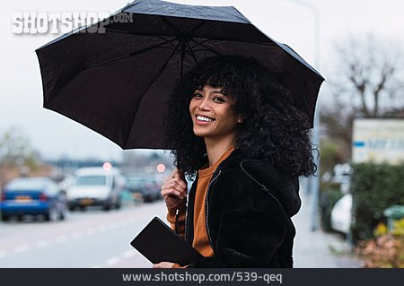 
                Frau, Unterwegs, Regenschirm, Regenwetter                   