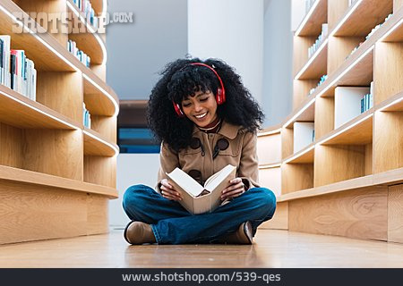 
                Buch, Lesen, Bibliothek, Schneidersitz, Studentin, Person Of Color                   