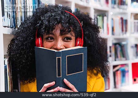 
                Bildung, Bibliothek, Wissen, Studentin, Musik Hören                   