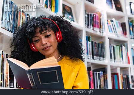 
                Lesen, Kopfhörer, Bibliothek, Studentin                   