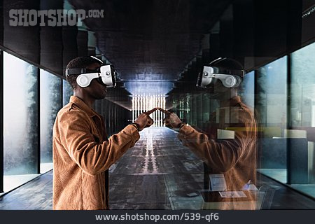 
                Spiegelung, Futuristisch, Simulation, Videobrille, Head-mounted Display, Metaverse                   