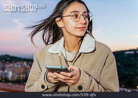 
                Junge Frau, Smartphone, Dachterrasse, Haare Wehen                   