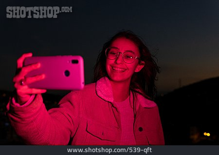 
                Lächeln, Glücklich, Nacht, Smartphone, Selfie                   
