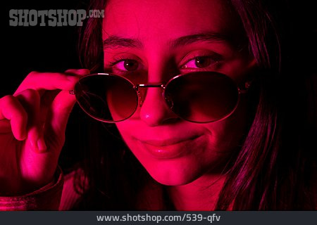 
                Junge Frau, Sonnenbrille, Cool, Farbiges Licht                   