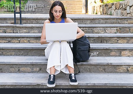 
                Junge Frau, Unterwegs, Treppe, Sitzen, Laptop, Internet, Wireless                   