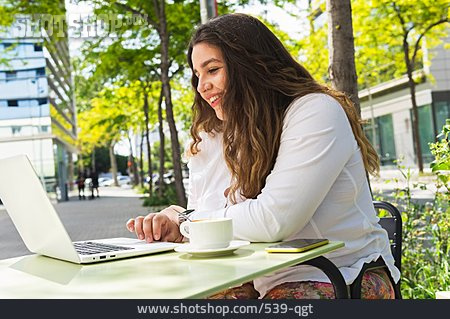 
                Junge Frau, Café, Laptop, Internet                   