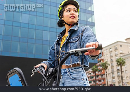 
                Junge Frau, Fahrrad, Urban, Fahrradhelm                   