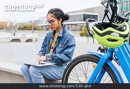 
                Junge Frau, Mode, Fahrrad, Laptop, Urban, Arbeiten, Mobil                   