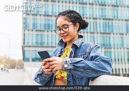 
                Junge Frau, Lächeln, Lesen, Urban, Style, Smartphone                   
