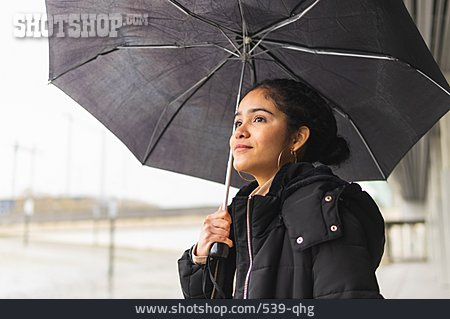 
                Junge Frau, Wegsehen, Unterwegs, Regenschirm, Regnerisch                   