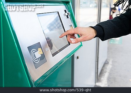 
                Automat, Auswählen, Fahrkarte, öffentlicher Verkehr                   