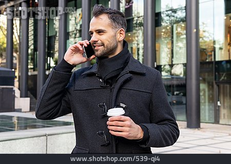 
                Mann, Lächeln, Telefonieren, Urban, Coffee To Go                   