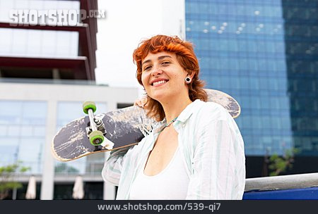 
                Junge Frau, Freizeit, Urban, Skateboard                   