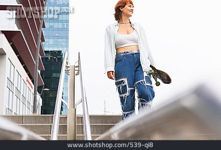 
                Junge Frau, Treppe, Urban, Skateboard, Abwärts                   
