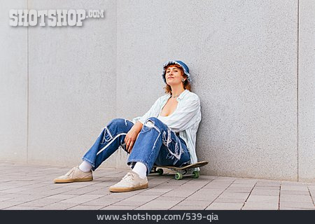 
                Lächeln, Mode, Sitzen, Style, Skateboard, Skateboarderin                   