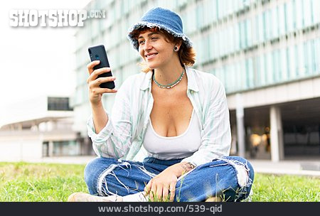 
                Junge Frau, Wiese, Urban, Schneidersitz, Smartphone                   