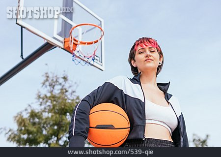 
                Junge Frau, Mode, Urban, Style, Basketball, Basketballplatz                   