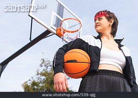 
                Junge Frau, Cool, Urban, Style, Basketball, Basketballplatz                   