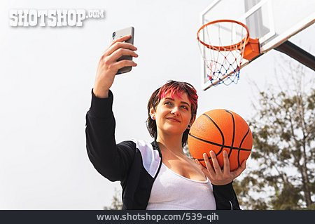 
                Junge Frau, Cool, Style, Basketball, Selfie                   