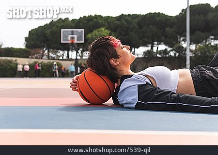
                Entspannen, Sportlerin, Basketball, Basketballplatz                   