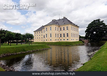 
                Schloss Miel                   