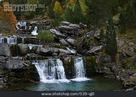 
                Wasserfall, Wildwasser, Pyrenäen, Ordesa-nationalpark                   