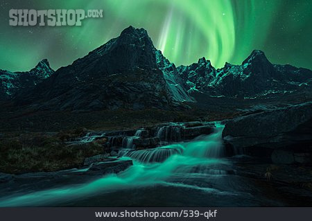 
                Norwegen, Nachthimmel, Polarlicht, Molneva Waterfall                   