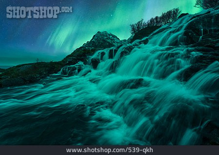 
                Wasserfall, Polarlicht, Moskenes, Aurora Borealis, Sorvagen Wasserfall                   