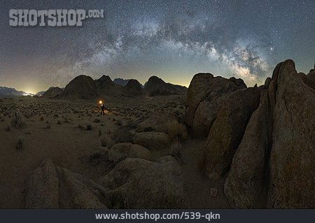 
                Wüste, Nachthimmel, Taschenlampe, Reisender, Alabama Hills, Sierra Nevada                   