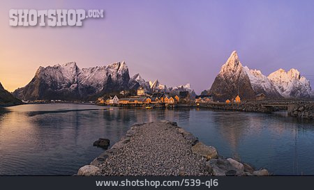 
                Dorf, Sonnenaufgang, Norwegen, Lofoten                   