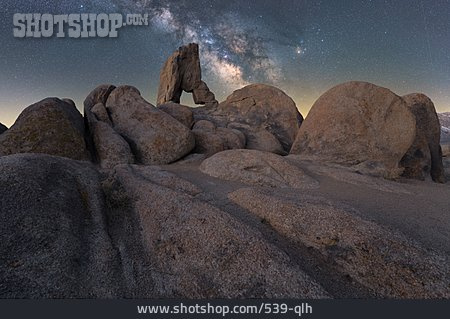 
                Milchstraße, Nachthimmel, Alabama Hills, Sierra Nevada                   