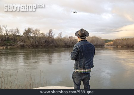 
                Mann, See, Fernbedienung, Drohnenflug                   