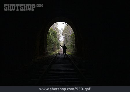 
                Mann, Tunnel, Licht, Laterne, Erkunden                   